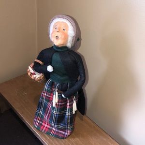 Byers’ Choice ~ Caroler ~ Women selling Candles ~ Signed ~ 1998